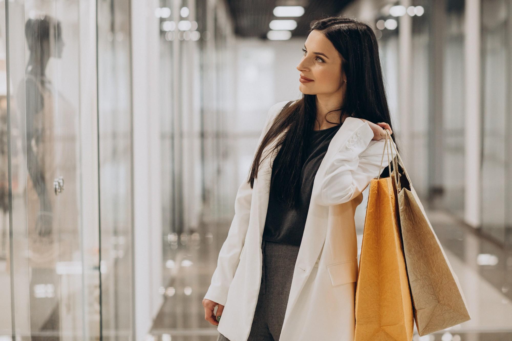 Pessoas aproveitando descontos nas compras do dia a dia