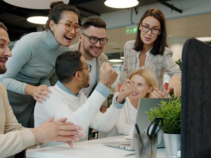 Equipe corporativa celebrando resultados juntos