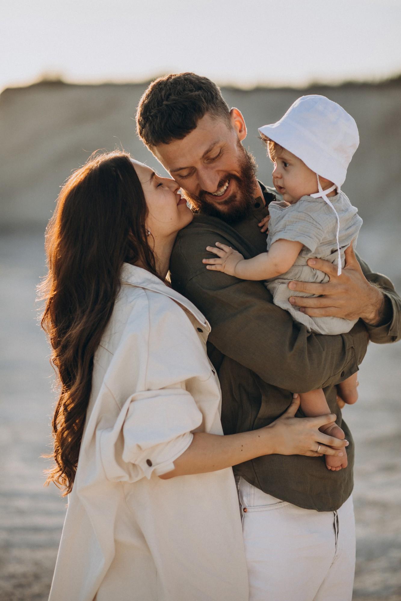 Mãe e filha se abraçando